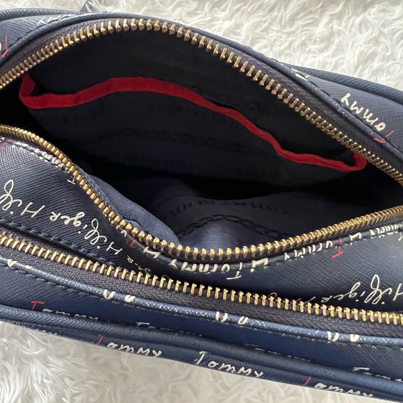 Tommy Hilfiger - Picture 5 of 8